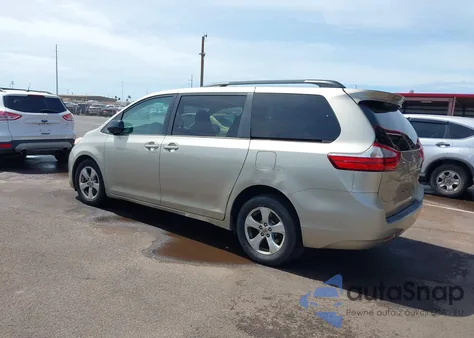 2016 Toyota Sienna Le 8 Passenger z USA, uszkodzony, nr VIN 5TDKK3DC3GS735927